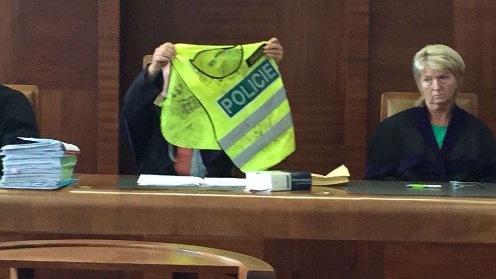 U soudu ukázali i vestu přejeté policistky.