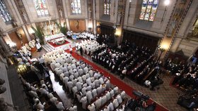 Josef Nuzík se dnes na inaugurační mši v Olomouci ujal arcibiskupského úřadu (13.4.2024)