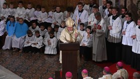 Davy věřících v Olomouci: Úřadu se ujal nový arcibiskup Nuzík 