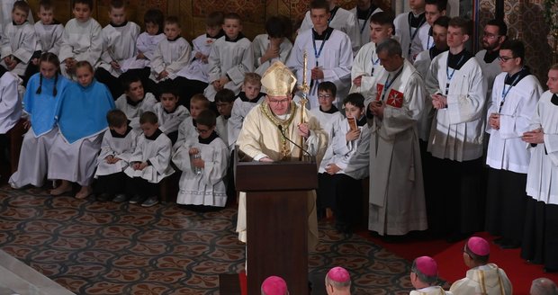 Davy věřících v Olomouci: Úřadu se ujal nový arcibiskup Nuzík