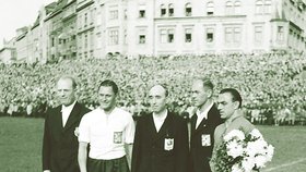 Jako kapitán národního mužstva při zápase Česko–Švýcarsko (1947).