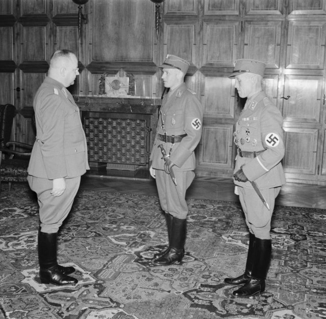 Náměstek primátora Josef Pfitzner (vlevo) převzal 21. července 1941 odznak SA. Stalo se to přímo v primátorské rezidenci, kam se zjara 1944 dokonce i nastěhoval.