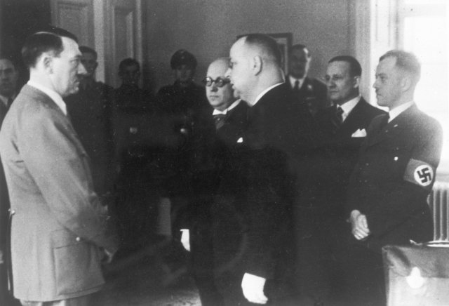 Vůdce a říšský kancléř Adolf Hitler na Pražském hradě přijal pražského primátora Otakara Klapku (brýle) a Josefa Pfitznera. Pfitzner byl vůbec jedním z prvních, kdo Hitlera v Praze přijel osobně přivítat.