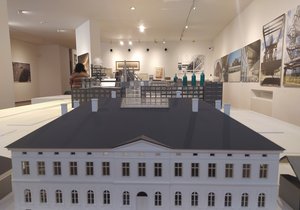 Takto vypadá výstava Josef Pleskot: Města, kteoru Museum Kampa připravilo k životnímu jubileu architekta Pleskota.