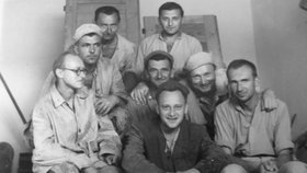 Skupina muklů na pracovišti Teplička u Horního Slavkova v r. 1952 (Josef Plocek vlevo dole)