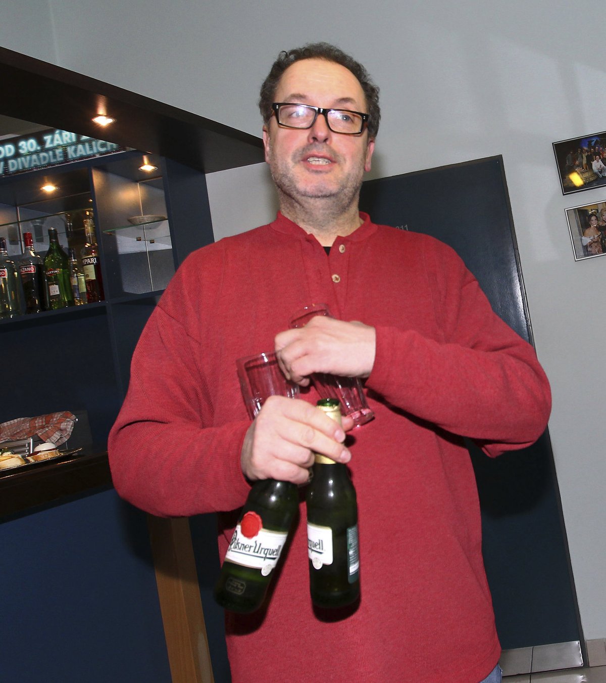 Josef Polášek si od baru odnesl dva lahváče. 