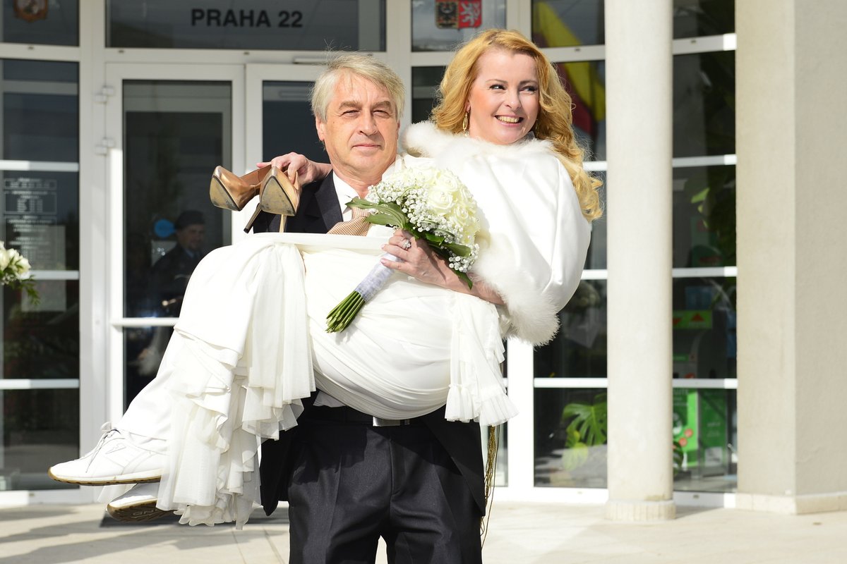 Josef Rychtář v den svatby s Ivetou Bartošovou.