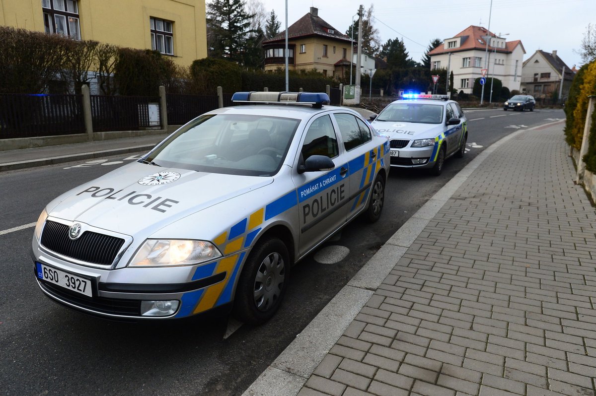 Celé Říčany na nohou! Před vilou Helenka, kde bydlí vdovec po Ivetě Bartošové (†48), museli zasahovat policisté, hasiči, energetici i plynaři.