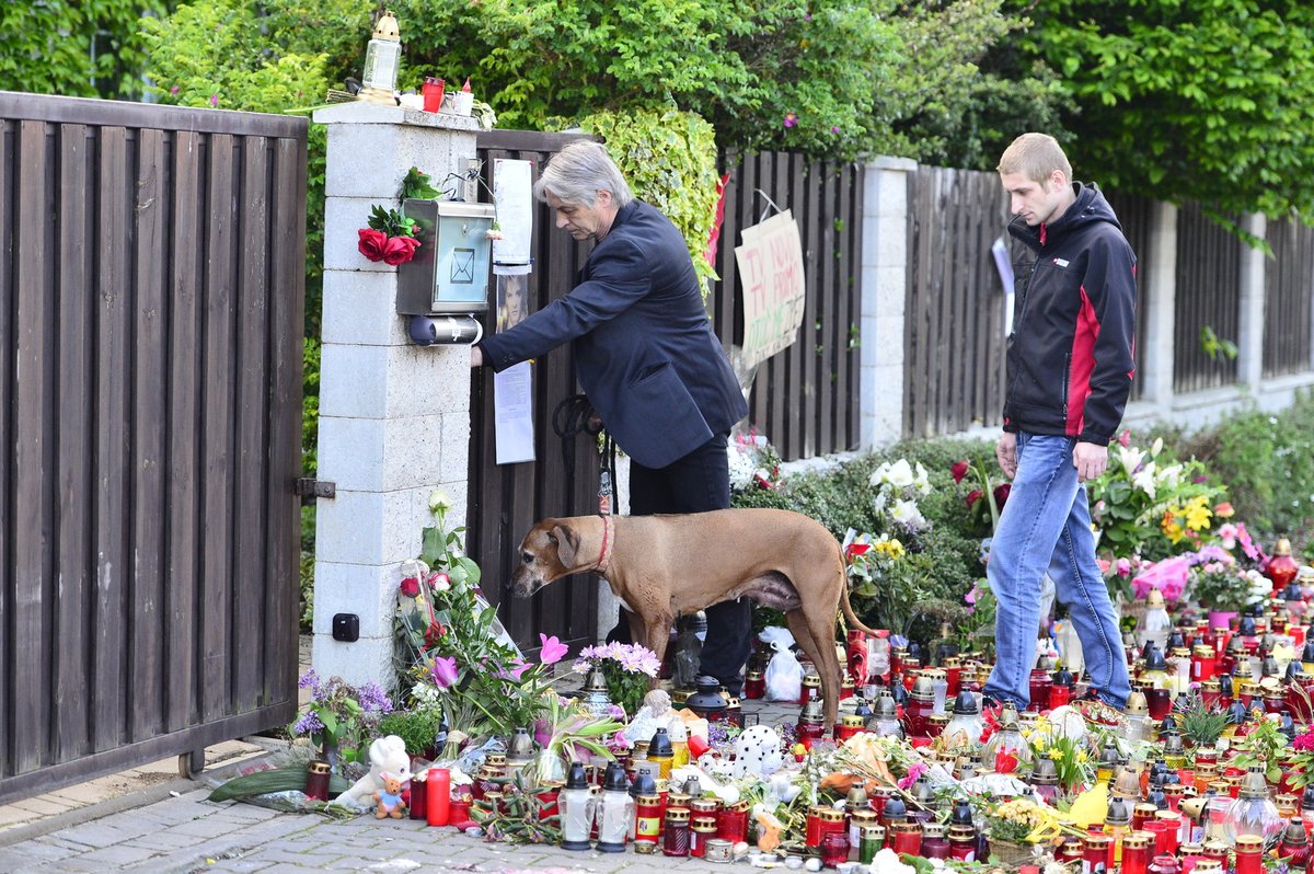 Pietní místo před vilou Bartošové.