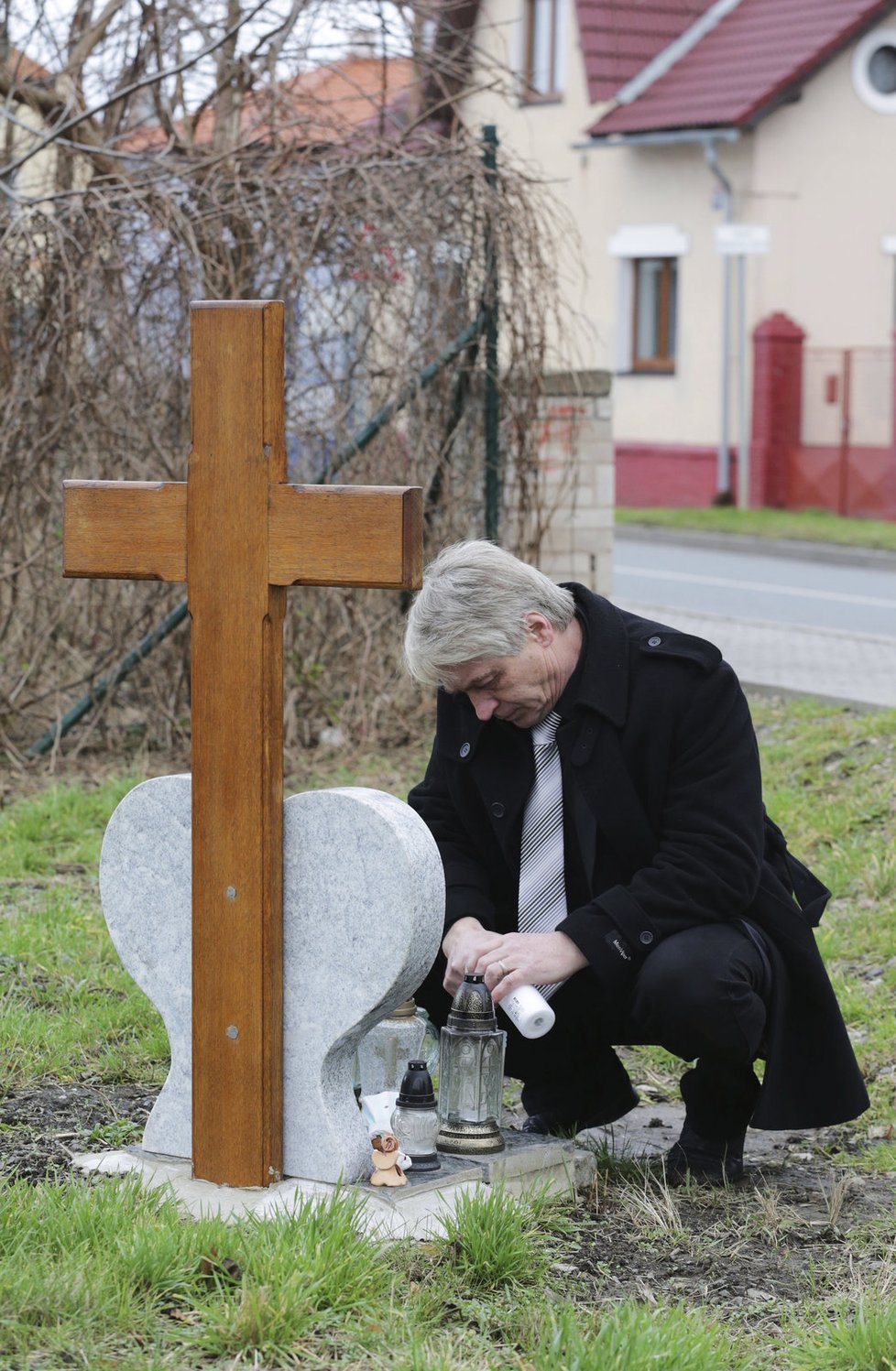 Vdovec vzpomínal na Ivetu u železniční trati