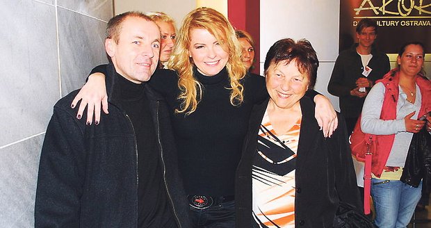 Iveta Bartošová s celou rodinou.