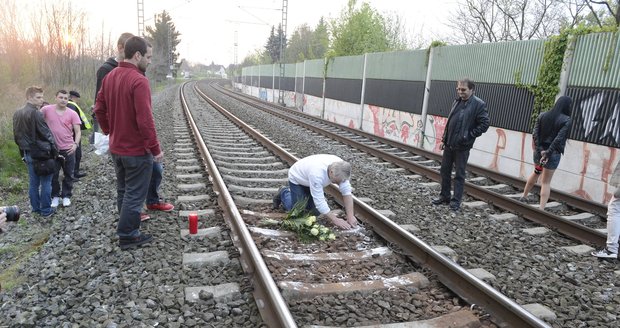 Iveta Bartošová zemřela 29. dubna skokem pod vlak. Na místo jejího skonu položil Josef Rychtář květiny.