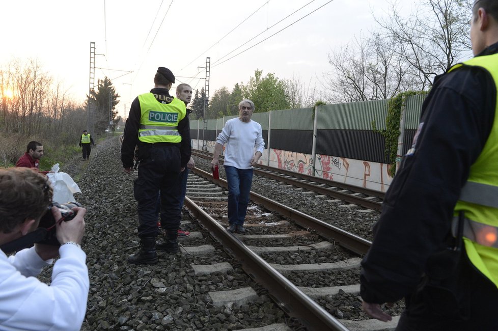 Rychtář byl po upozornění policistů nucen místo opustit.