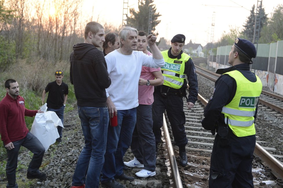 V tak vypjaté situaci nedokázal Josef Rychtář udržet emoce na uzdě a na policisty se obořil.