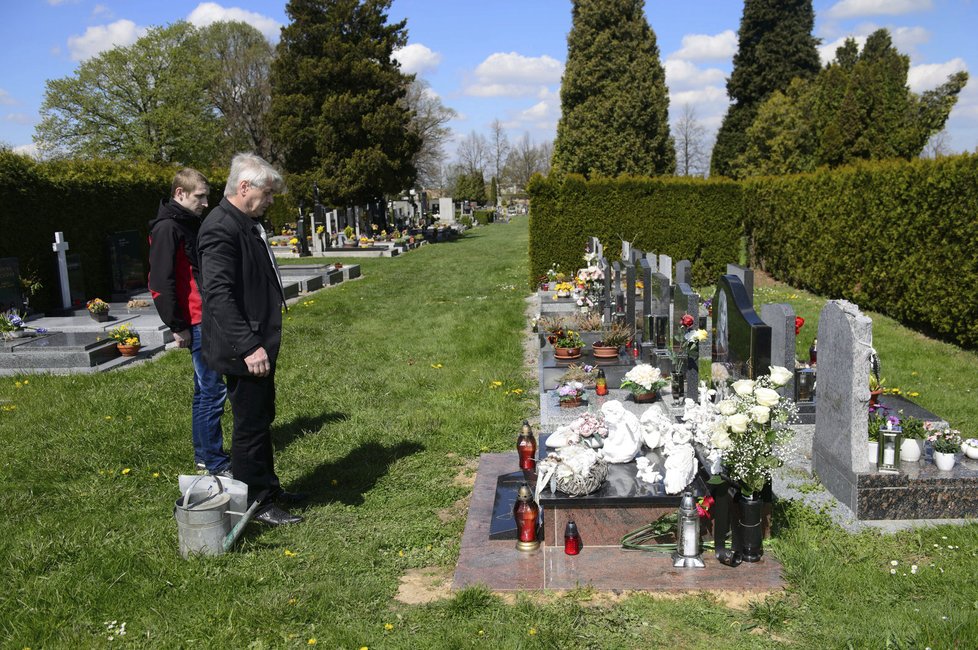 Rychtář u hrobu Bartošové dva roky po její smrti.