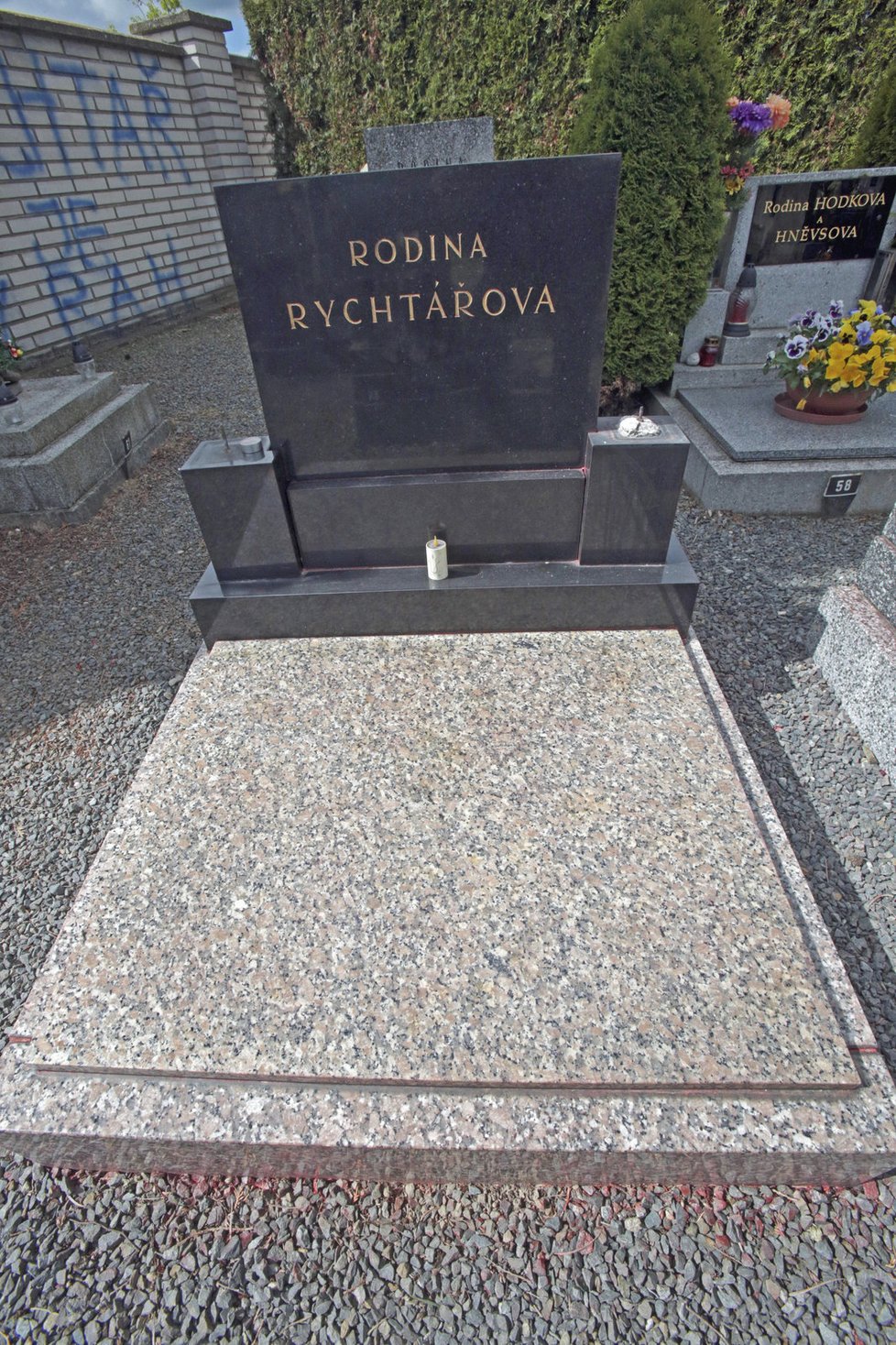 Před pár dny byl hrob Rychtářovy rodiny poničený od vandalů. Nyní už je opět jako nový.