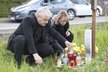 Rychtář přišel k pomníku své zesnulé ženy Ivety Bartošové s novou partnerkou.