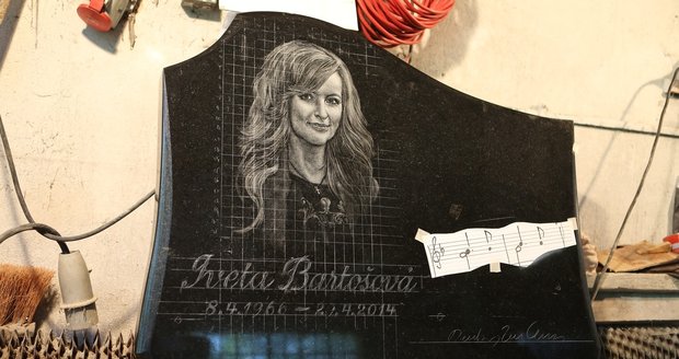 Iveta Bartošová bude mít svůj vlastní náhrobní kámen.