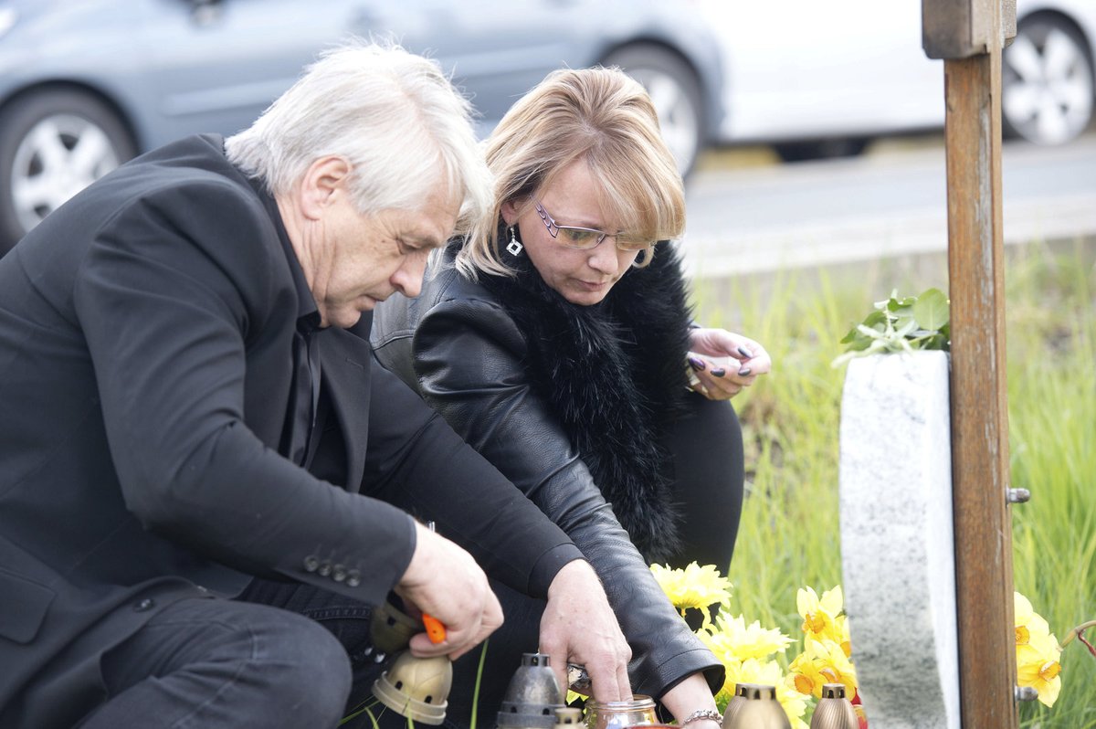 Rychtář přišel k pomníku své zesnulé ženy Ivety Bartošové s novou partnerkou.