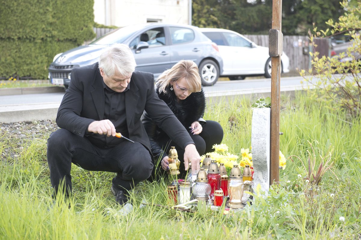 Rychtář přišel k pomníku své zesnulé ženy Ivety Bartošové s novou partnerkou.