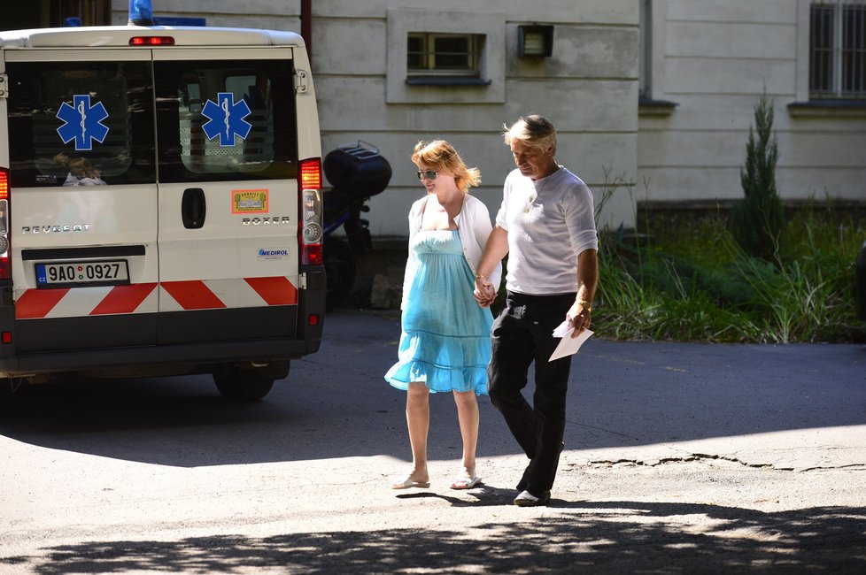 Iveta opouští blázinec ve stejných šatech, jako před pár týdny opouštěla slunnou Itálii