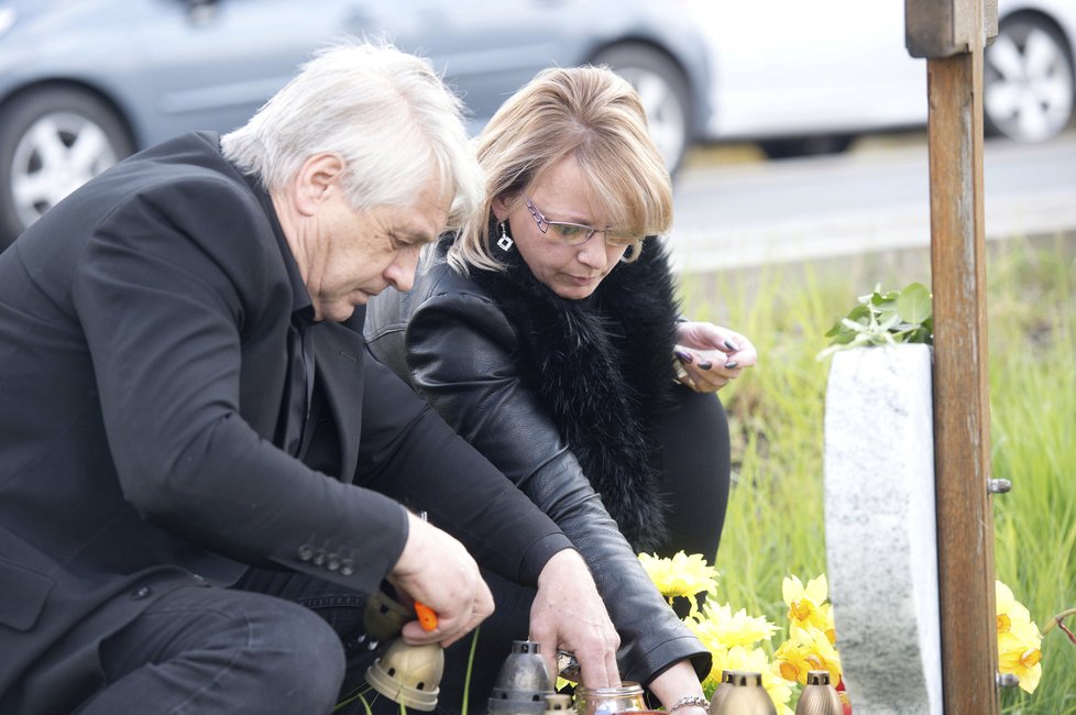 Rychtář u pomníku své zesnulé ženy Ivety Bartošové s novou partnerkou