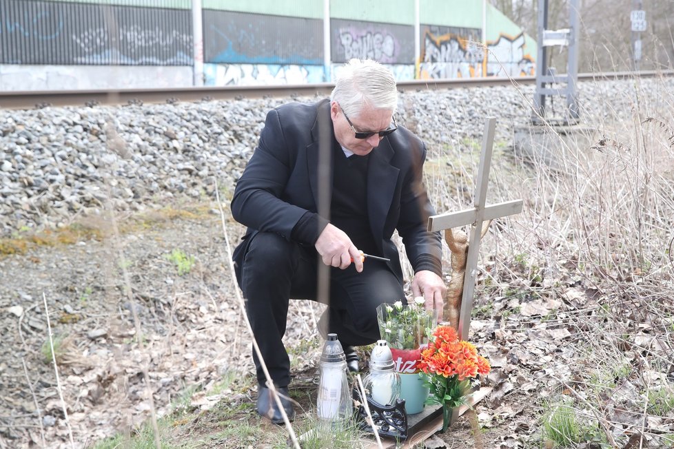 Josefa Rychtáře čekalo u Ivetina pomníčku překvapení, někdo ho vyměnil.