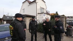 Policie vtrhla do domu vdovce po Bartošové (†48): Násilím odpojovali elektřinu, Rychtář zuřil a vyhrožoval