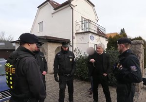 Policie vtrhla do domu vdovce po Bartošové (†48): Násilím odpojovali elektřinu, Rychtář zuřil a vyhrožoval