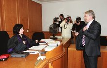 Milenec Bartošové: Rvačka u soudu! A vynadal i soudkyni