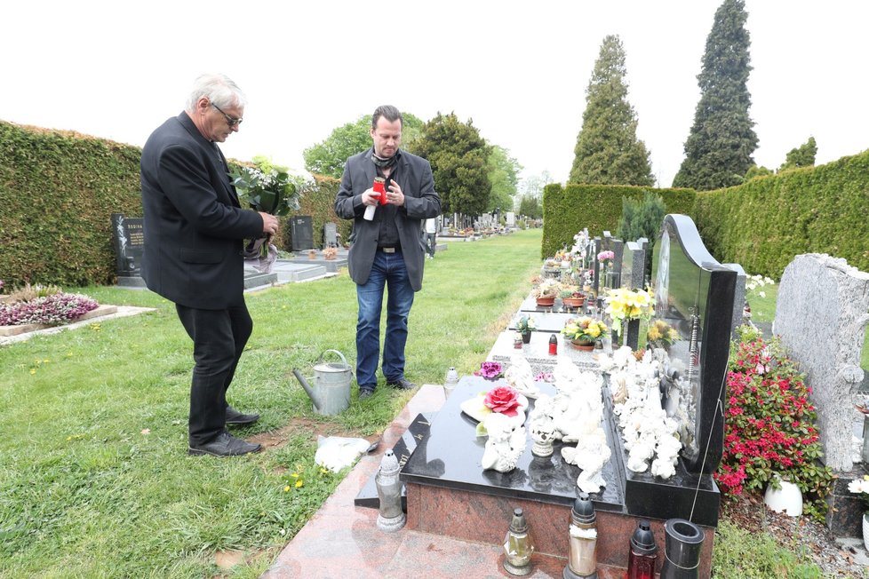 Vdovec Josef Rychtář u hrobu Ivety Bartošové na šesté výročí její smrti