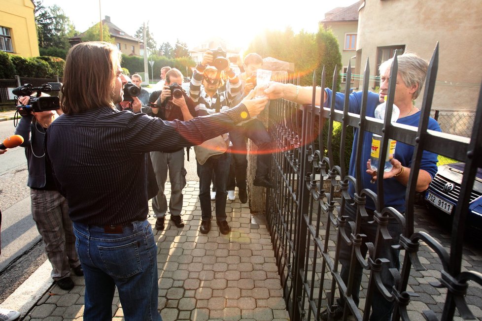 Neobvyklé gesto: Rychtář podává vodu Macurovi