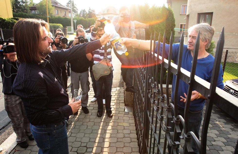 Rychtář dal sokovi v lásce vodu, protože se mu ho zželelo