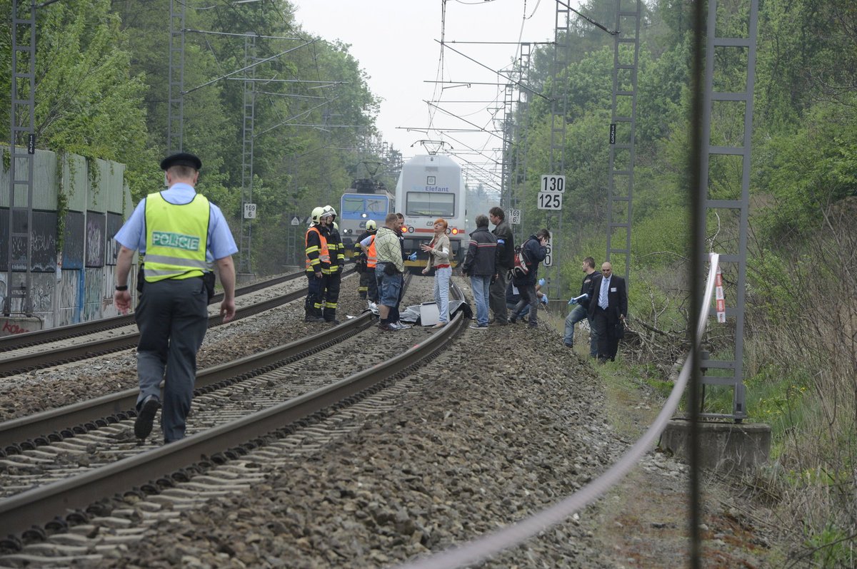 Den, kdy Bartošová spáchala sebevraždu, se zaryl Josefovi do srdce jako dýka.