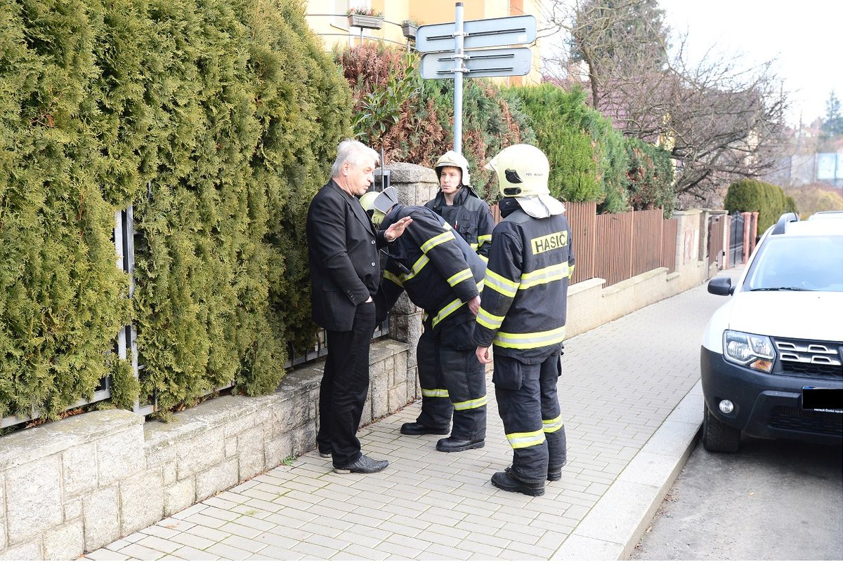 Plynaři pod dohledem hasičů kontrolovali i hlavní uzávěr, který byl také pod řetězem.