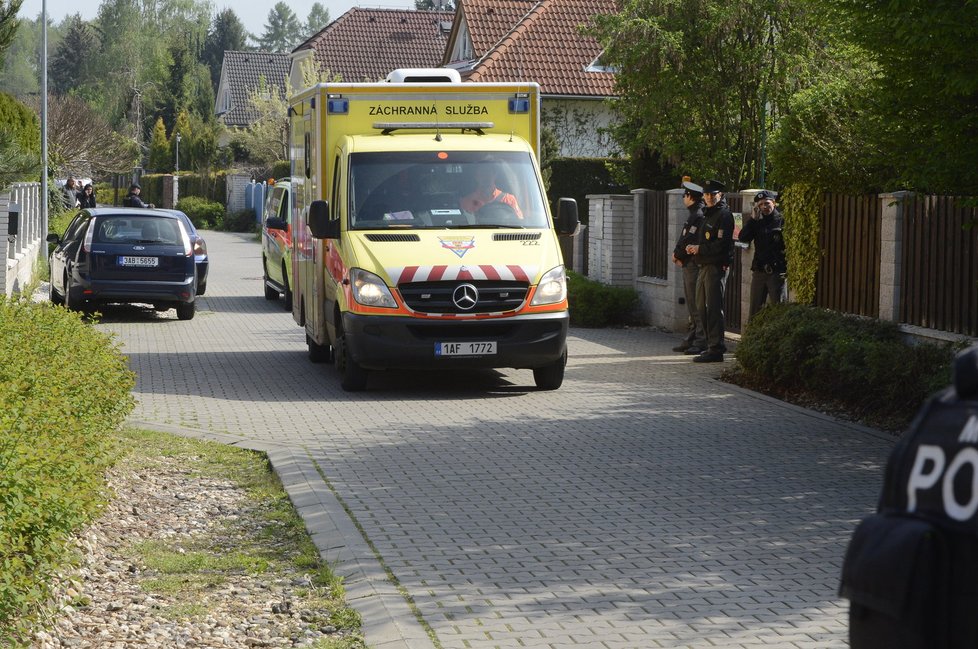 Záchranná služba odváží Josefa Rychtáře do Bohnic.