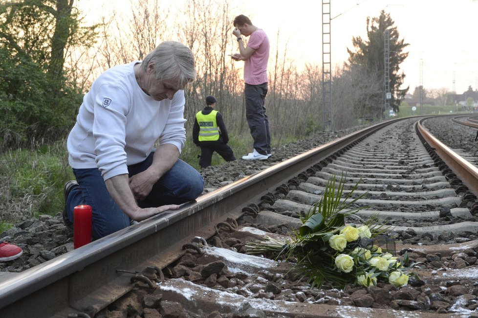 Rychtář na koleje, kde se zpěvačka zabila, položil květinu a zapálil svíčku.