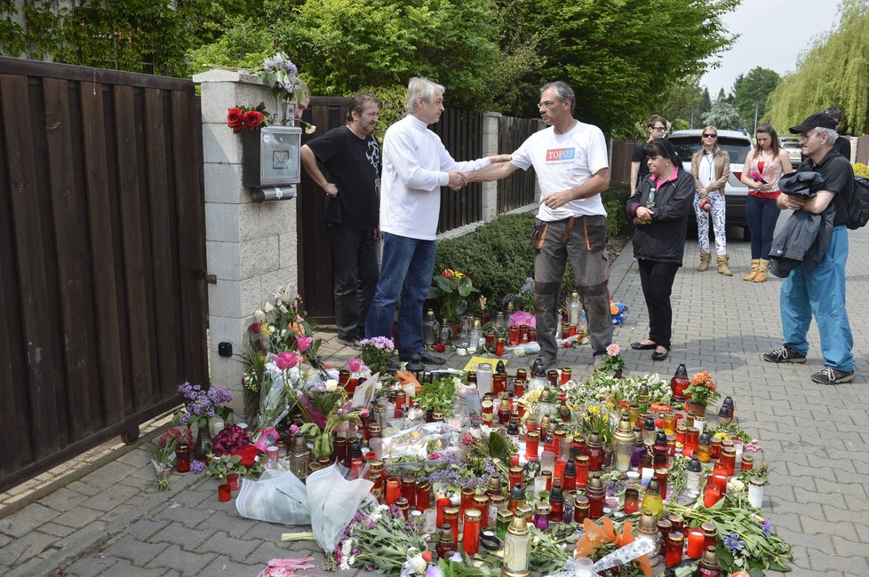 Josef Rychtář přijímá kondolence od fanoušků Bartošové.