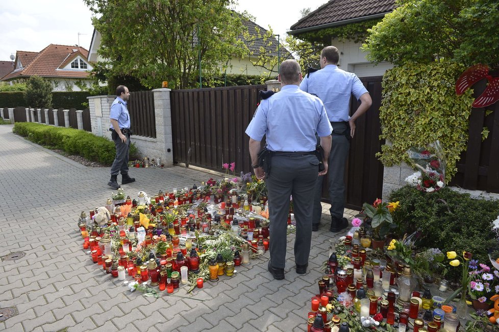 Policie v neděli přijela do domu Ivety Bartošové. Na zavolání Josefa Rychtáře.