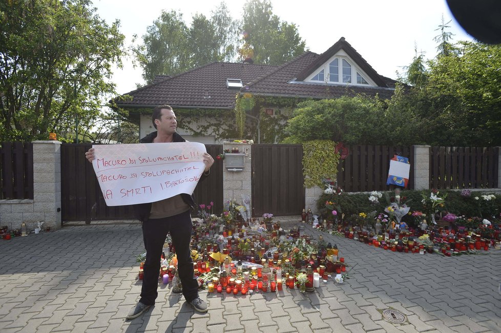 Fanoušek hlasitě obviňuje Zdeňka Macury ze sebevraždy Bartošové.