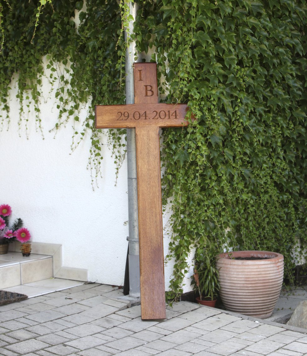 Tento kříž s iniciály Bartošové bude co nevidět stát u kolejí v místě, kde Iveta skočila pod kola jedoucího vlaku.