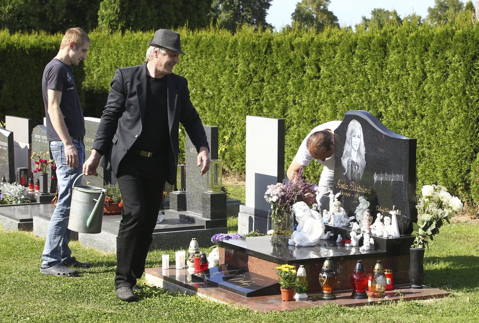 Josef Rychtář se před stěhování do Říčan stavil na hrobě Ivety