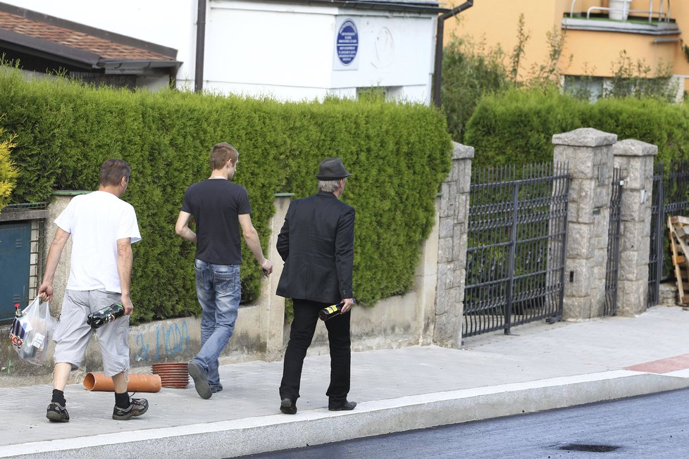 Občerstvení na mejdan nosí Rychtářovi jeho asistent a zvukař Standa.