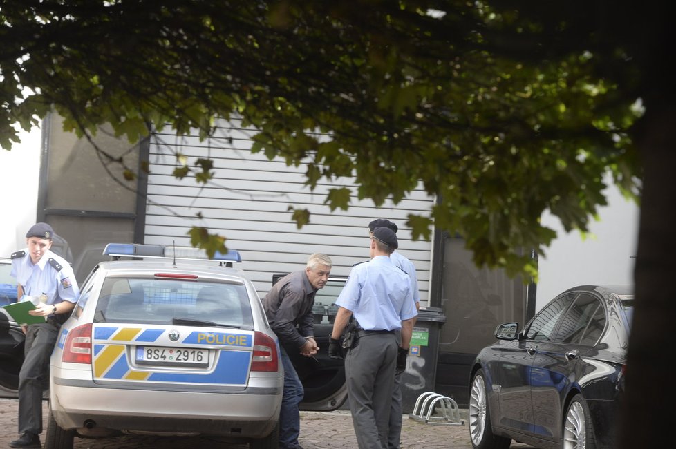 Josef Rychtář vystupuje z policejního auta.