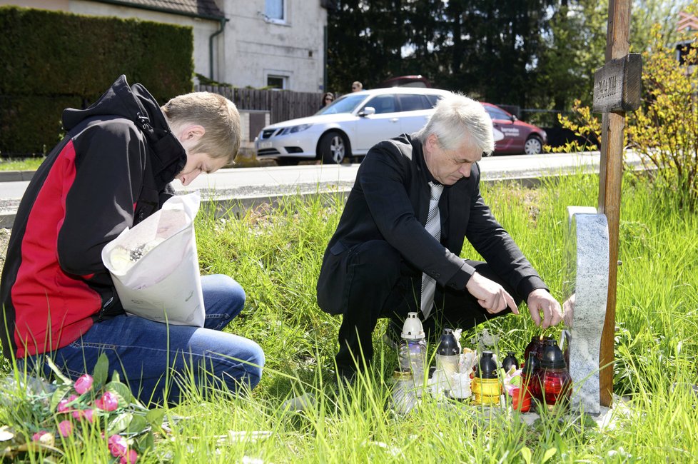 Josef Rychtář zapálil u pomníku Ivety Bartošové svíčku.