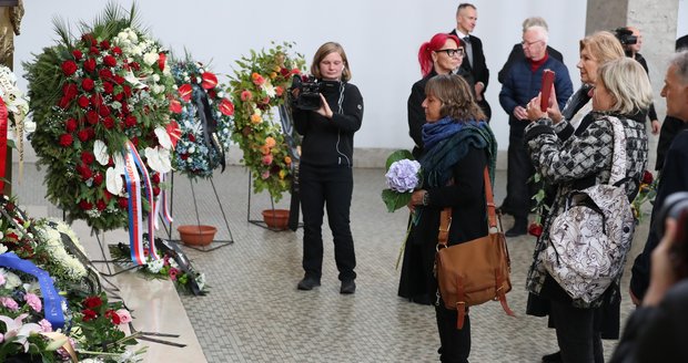 Pohřeb herce Josefa Somra - Bára Hrzánová