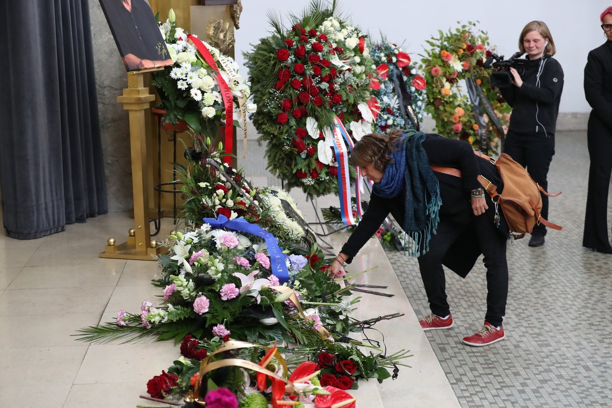 Pohřeb herce Josefa Somra - Bára Hrzánová