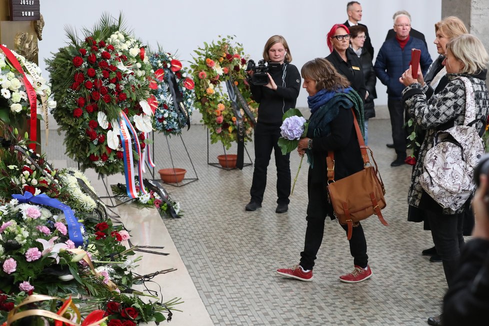 Pohřeb herce Josefa Somra - Bára Hrzánová