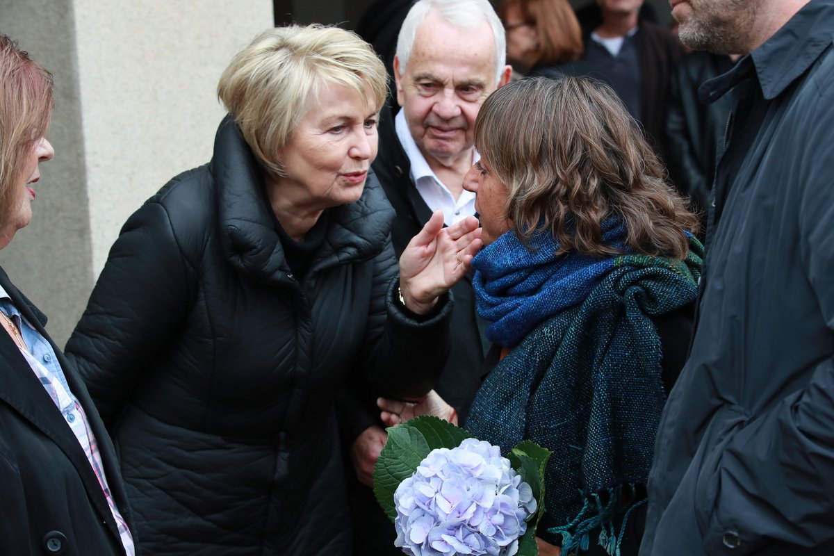 Pohřeb herce Josefa Somra - Eliška Balzerová a Barbora Hrzánová