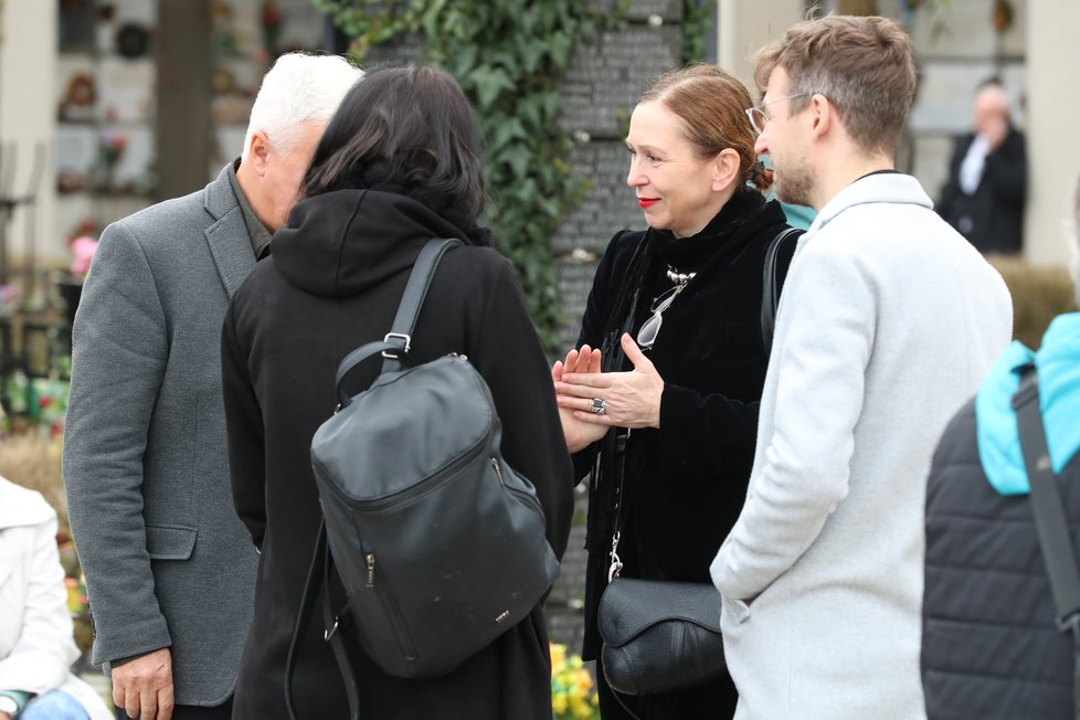 Pohřeb herce Josefa Somra - Zuzana Stivínová a Vladislav Beneš